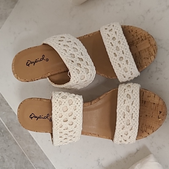 Qupid tan & white wedge 6.5 - Picture 3 of 4